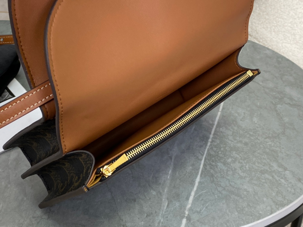 셀린느 Wallet on strap in Triomphe Canvas