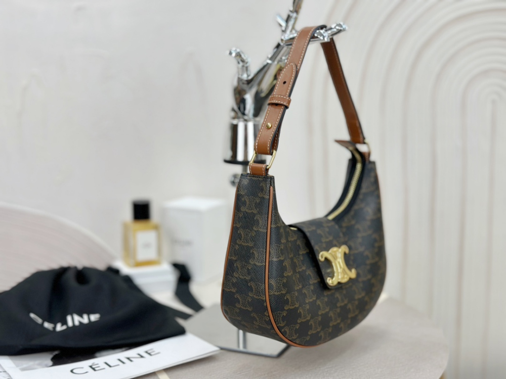 셀린느 아바 Ava Triomphe Bag Soft Calfskin