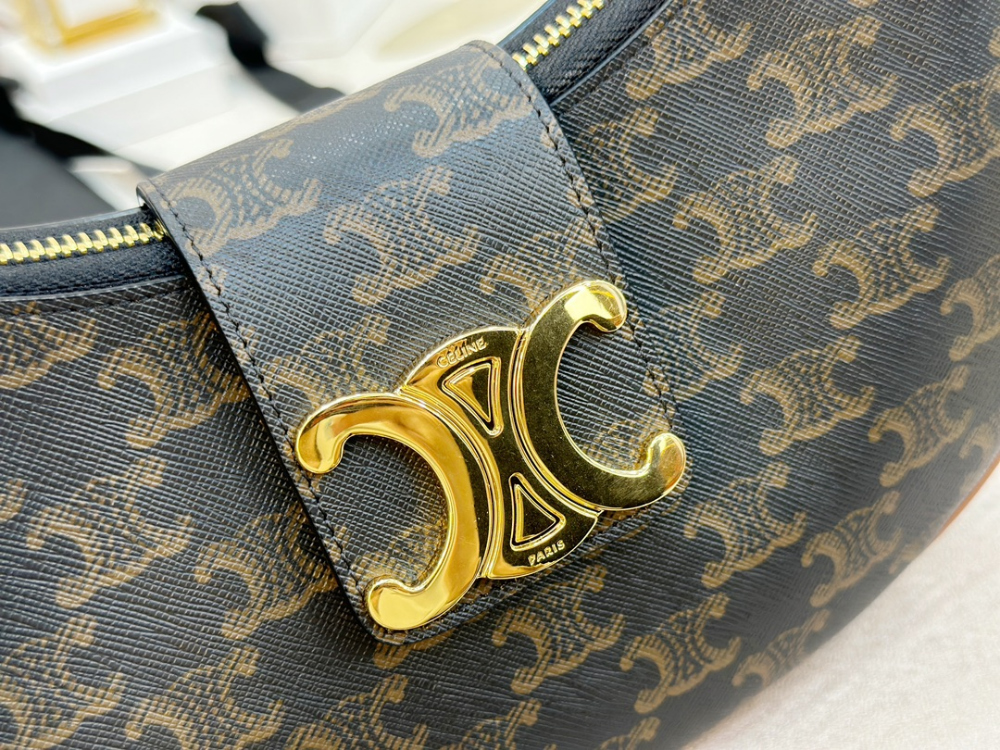 셀린느 아바 Ava Triomphe Bag Soft Calfskin