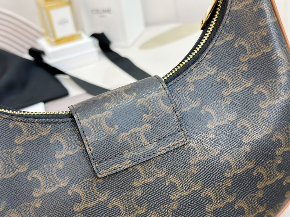 셀린느 아바 Ava Triomphe Bag Soft Calfskin