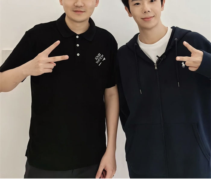 루이비통 엠브로이더드 시그니처 쇼트 슬리브 피케 반팔