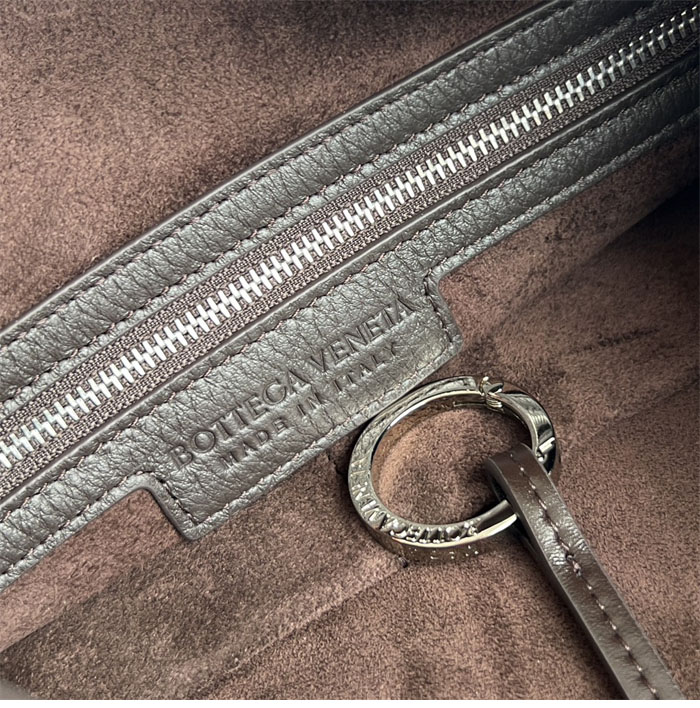 보테가 베네타 스몰 인트레치아토 트래블러 백