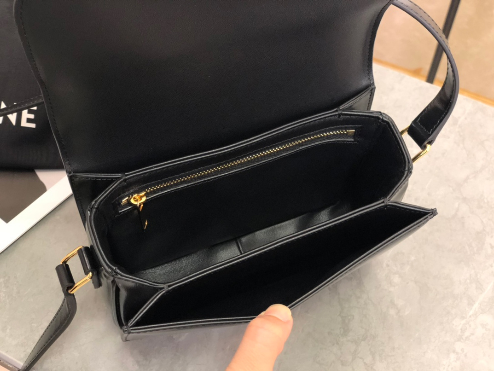 셀린느 Teen Triomphe Bag Shiny Calfskin