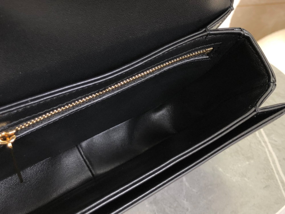 셀린느 Teen Triomphe Bag Shiny Calfskin