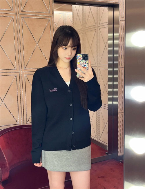 구찌 로고 자수 V넥 클래식 가디건