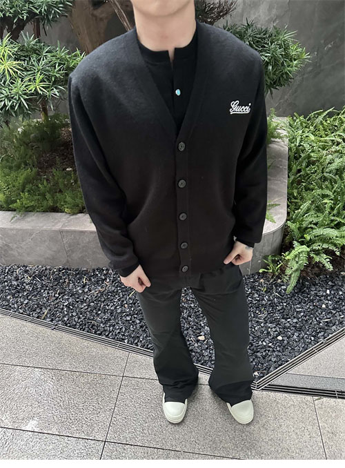 구찌 로고 자수 V넥 클래식 가디건