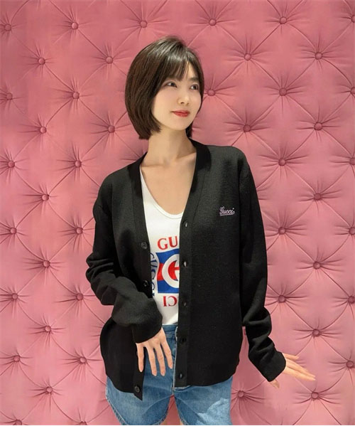 구찌 로고 자수 V넥 클래식 가디건