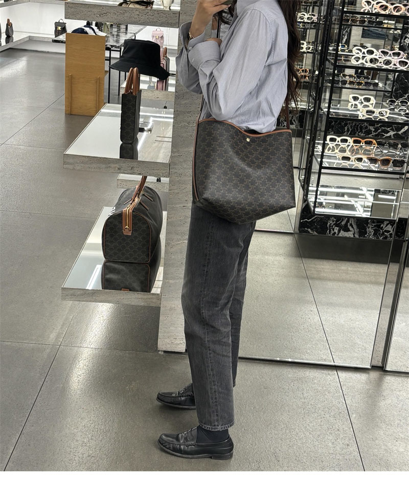 셀린느 소프트 쇼퍼백 트리옹프 캔버스 탄 123912