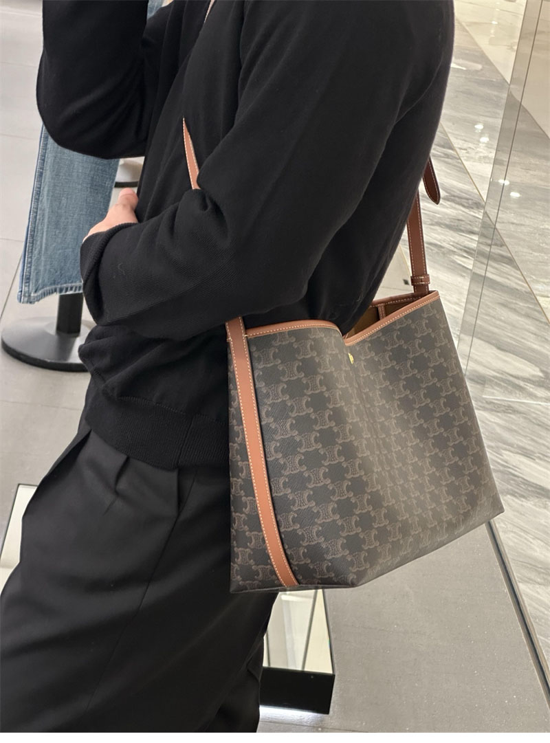 셀린느 소프트 쇼퍼백 트리옹프 캔버스 탄 123912