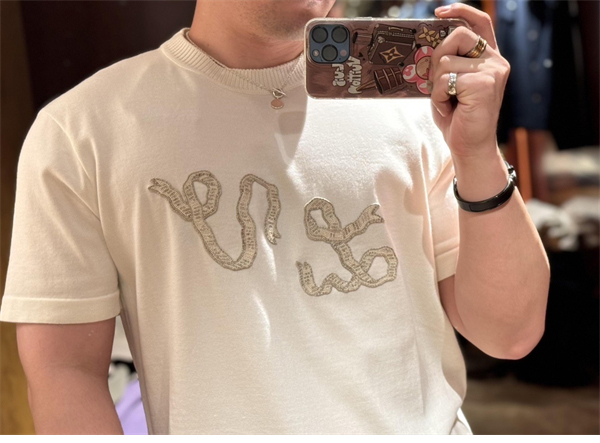 루이비통 리본 LV 자수 반소매 코튼 크루넥