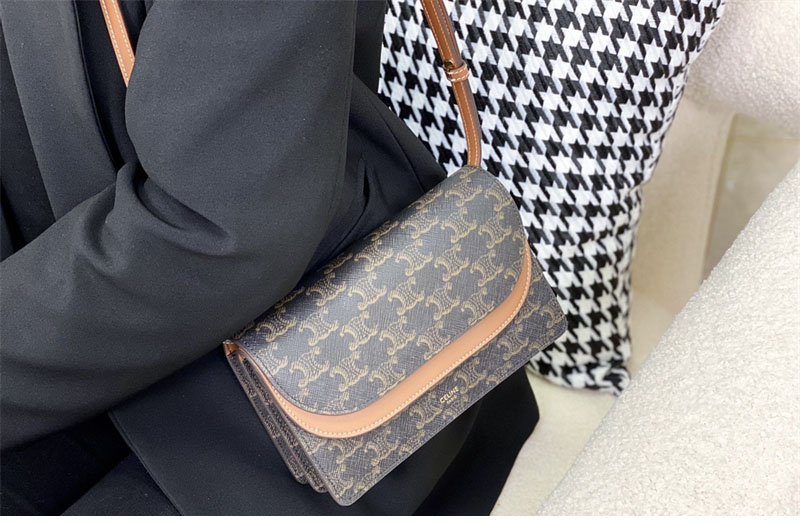 셀린느 월렛 온 스트랩 크로스백 트리옹프 캔버스