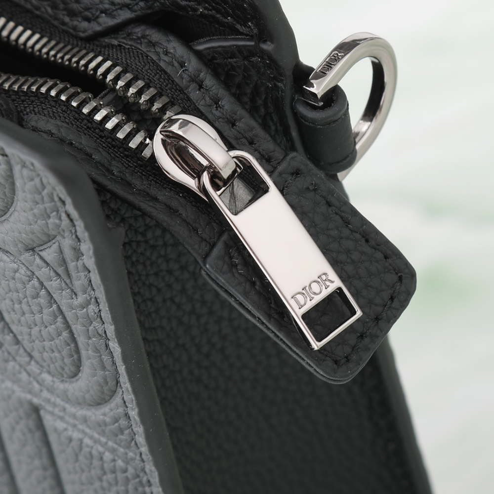 디올 A5 Triangle Pouch