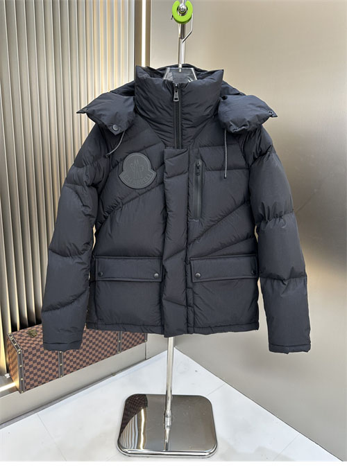 몽클레어 x 퍼렐 체스트넛 다운 패딩 자켓