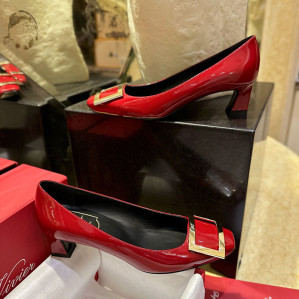 로저비비에 트럼펫 메탈 버클 펌프스