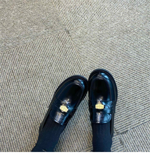 미우미우 브러쉬드 가죽 페니 로퍼