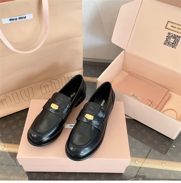 미우미우 브러쉬드 가죽 페니 로퍼