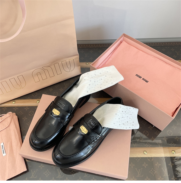 미우미우 브러쉬드 가죽 페니 로퍼