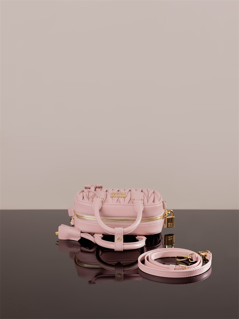 미우미우 아르카디 마테라쎄 나파 가죽 토트 백 5BB123