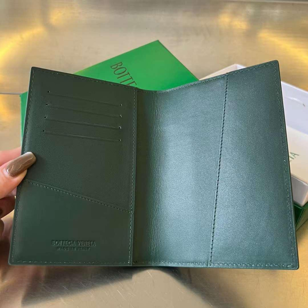 보테가 베네타 Cassette Passport Case