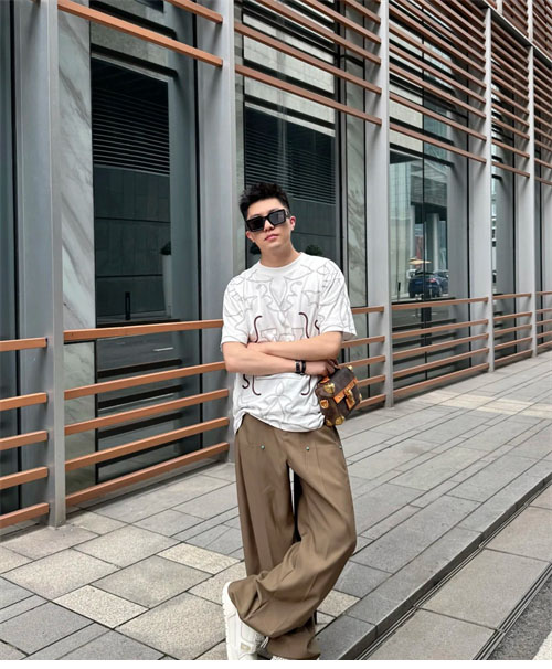 루이비통 엠브로이더드 LV로고 프린팅 반팔 티셔츠