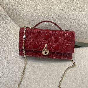 디올 미스 디올 미니 체인백 페인턴트 체리 레드 까나쥬