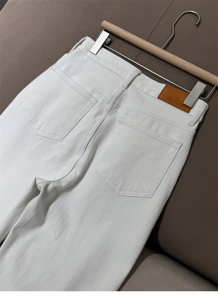로로피아나 화이트 데님 배기 팬츠