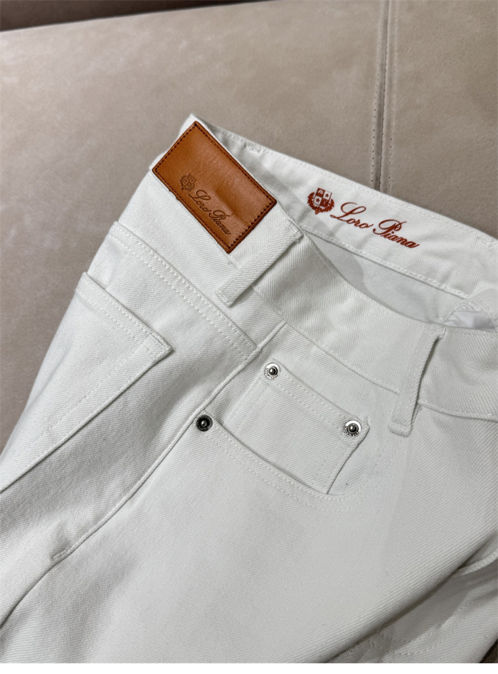 로로피아나 화이트 데님 배기 팬츠