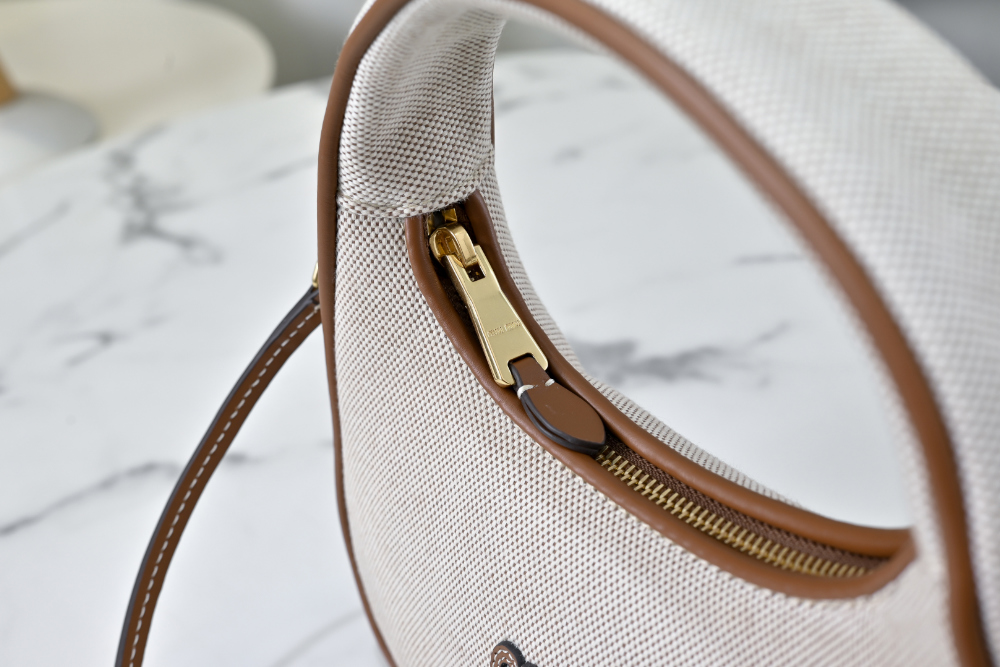 미우미우 Wander Canvas And Leather