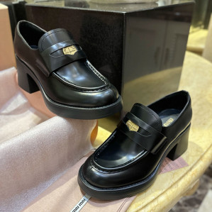 미우미우 브러쉬드 레더 페니로퍼