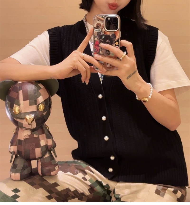 루이비통 블랙 V넥 니트 베스트