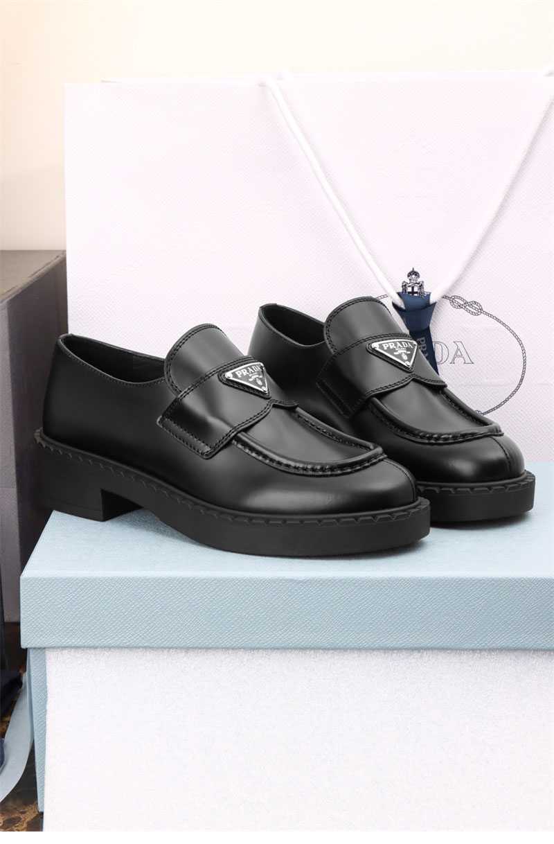 프라다 초콜릿 브러시드 레더 로퍼