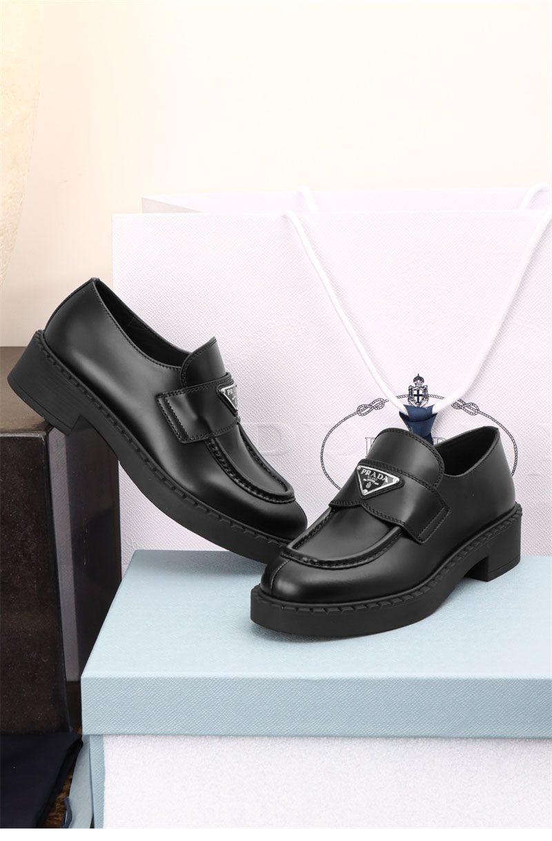 프라다 초콜릿 브러시드 레더 로퍼