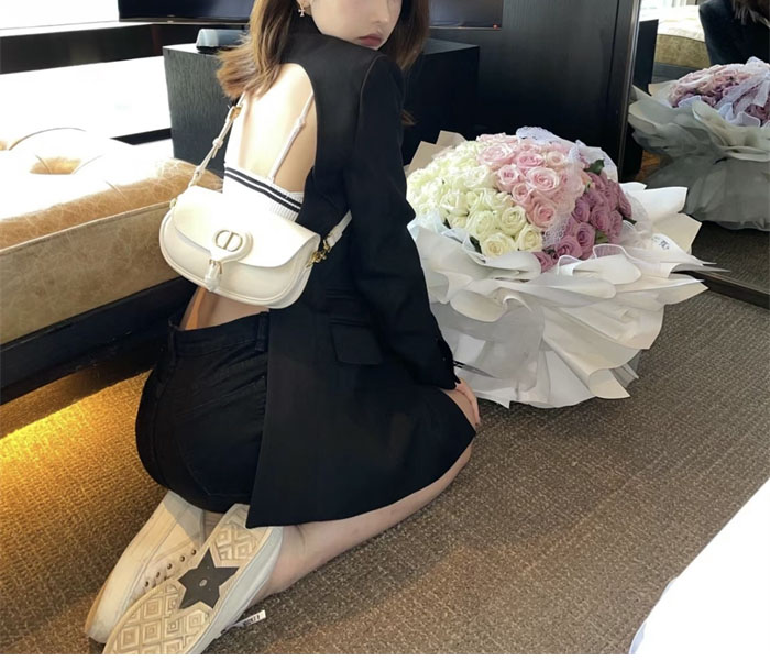 디올 바비 이스트-웨스트 숄더백 라떼 복스