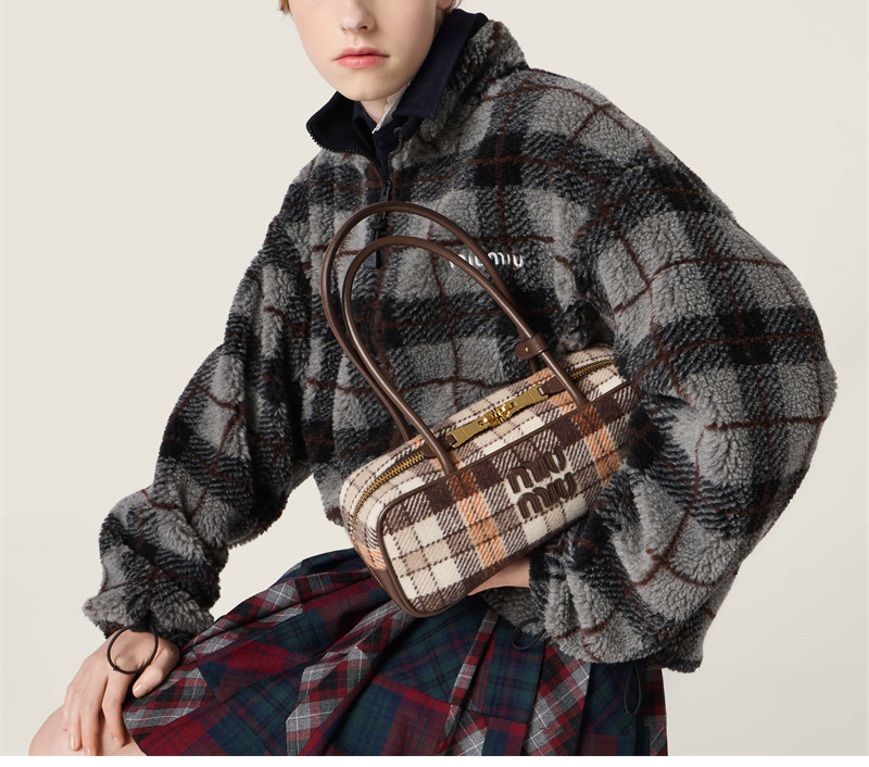 미우미우 체크 테디 집업 자켓