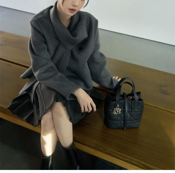 디올 뚜주흐 스몰 버티컬 토트백 블랙 매크로까나쥬