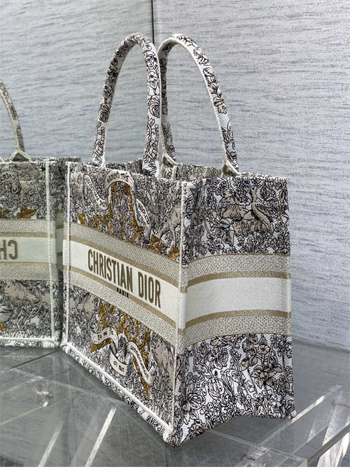 디올 북 토트백 미디엄 어라운드 더 월드 라떼 골드