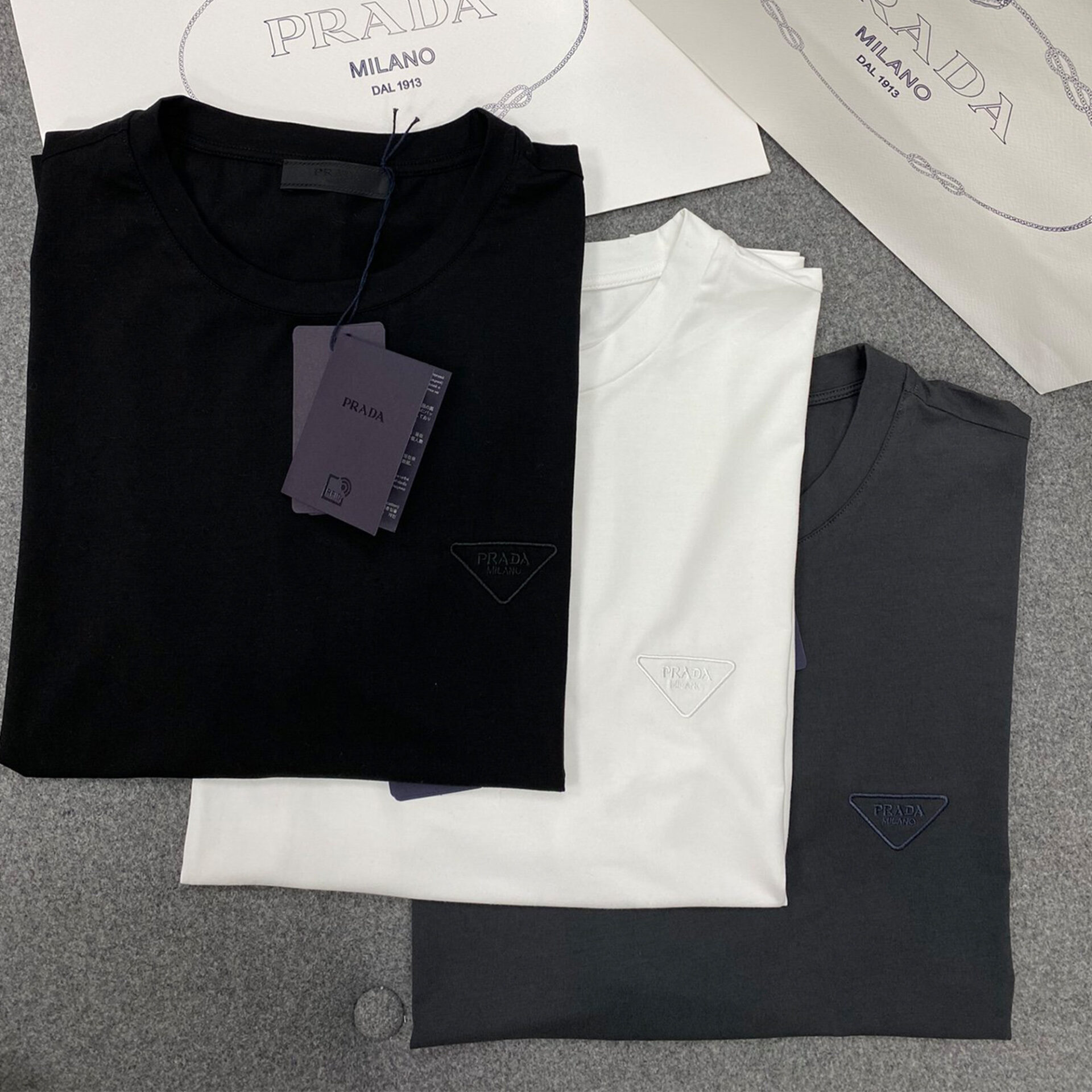 프라다 트라이앵글 자수 로고 반팔 티셔츠 “3COLOR”