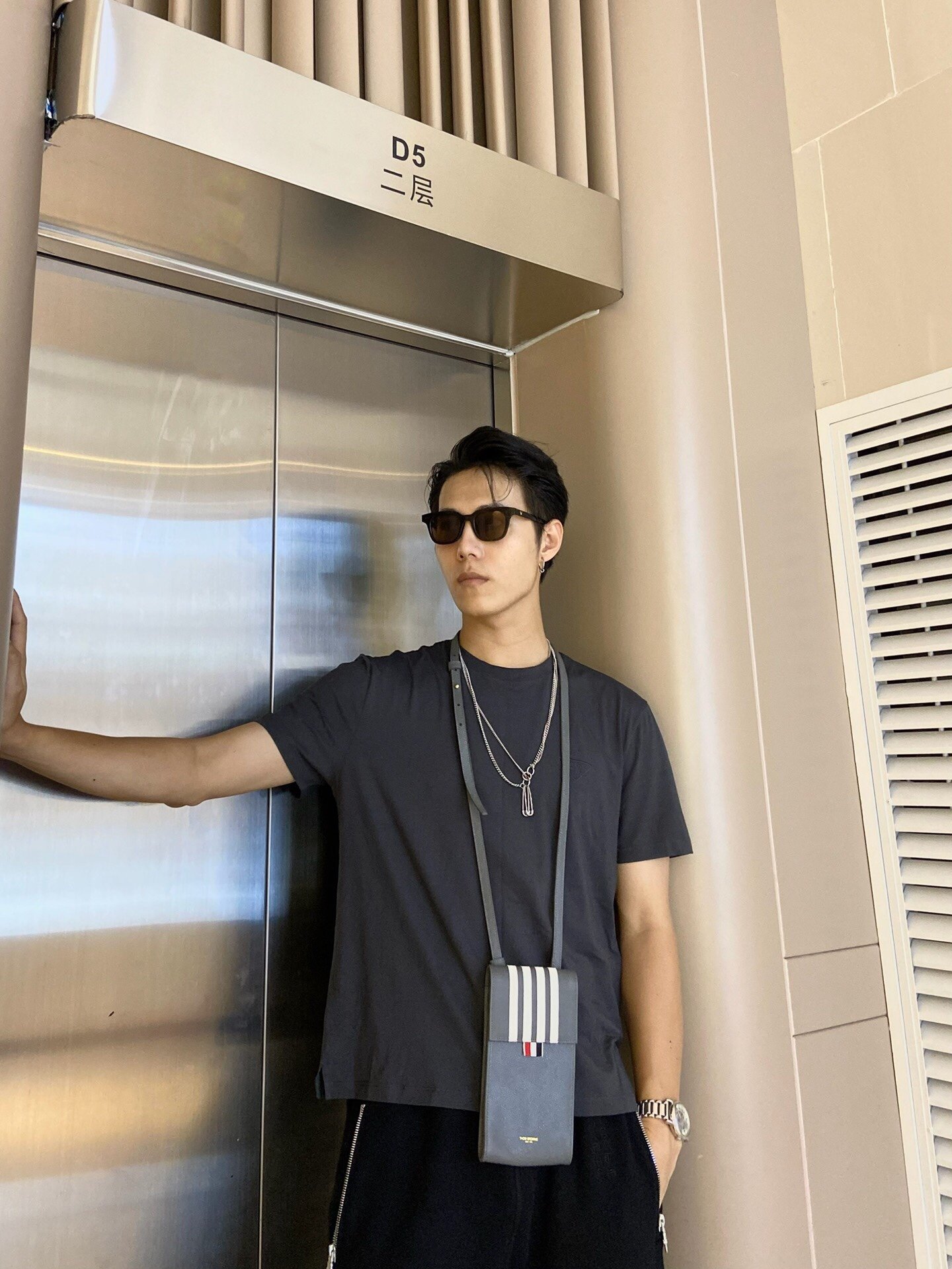 프라다 트라이앵글 자수 로고 반팔 티셔츠 “3COLOR”