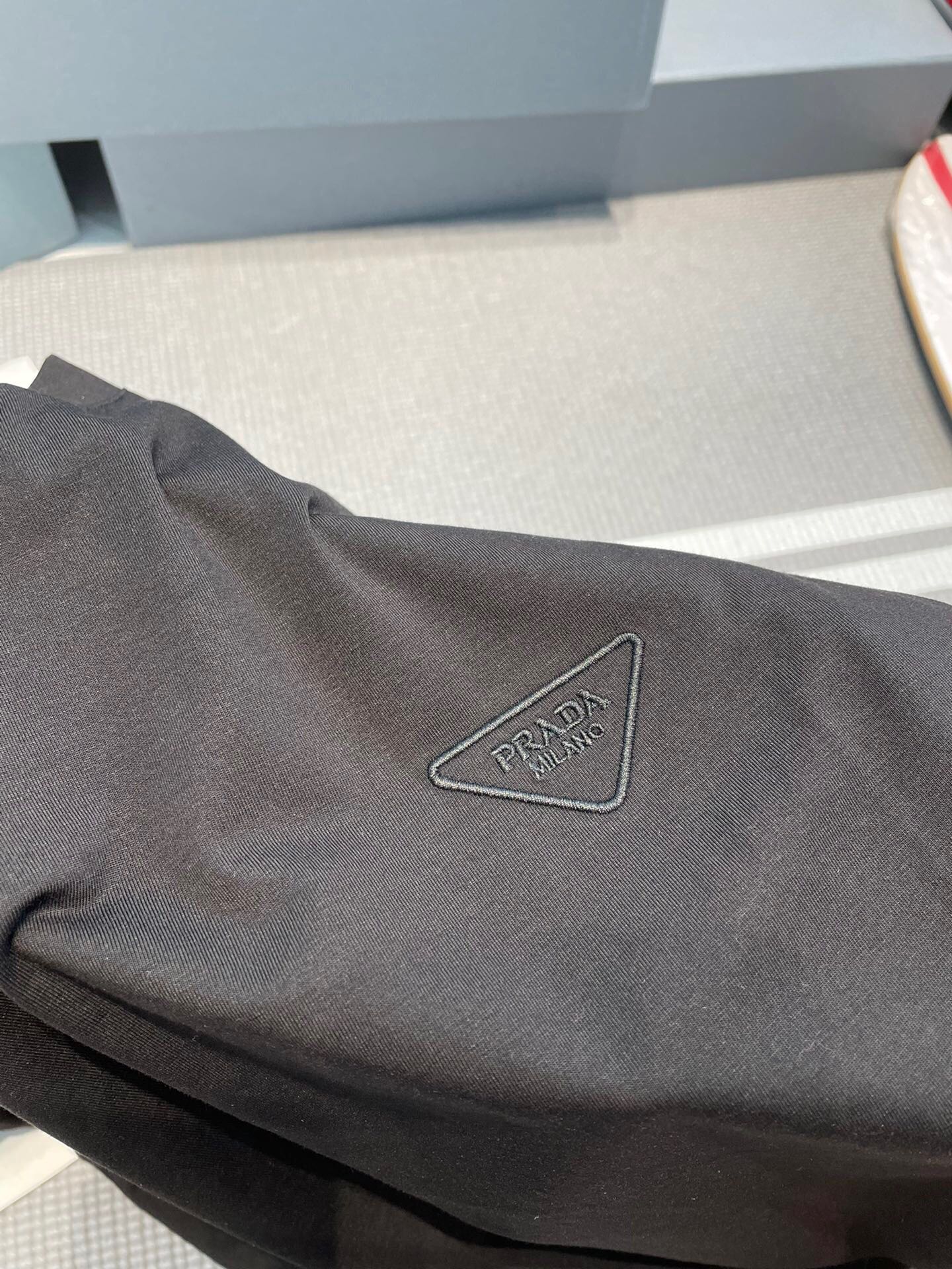 프라다 트라이앵글 자수 로고 반팔 티셔츠 “3COLOR”