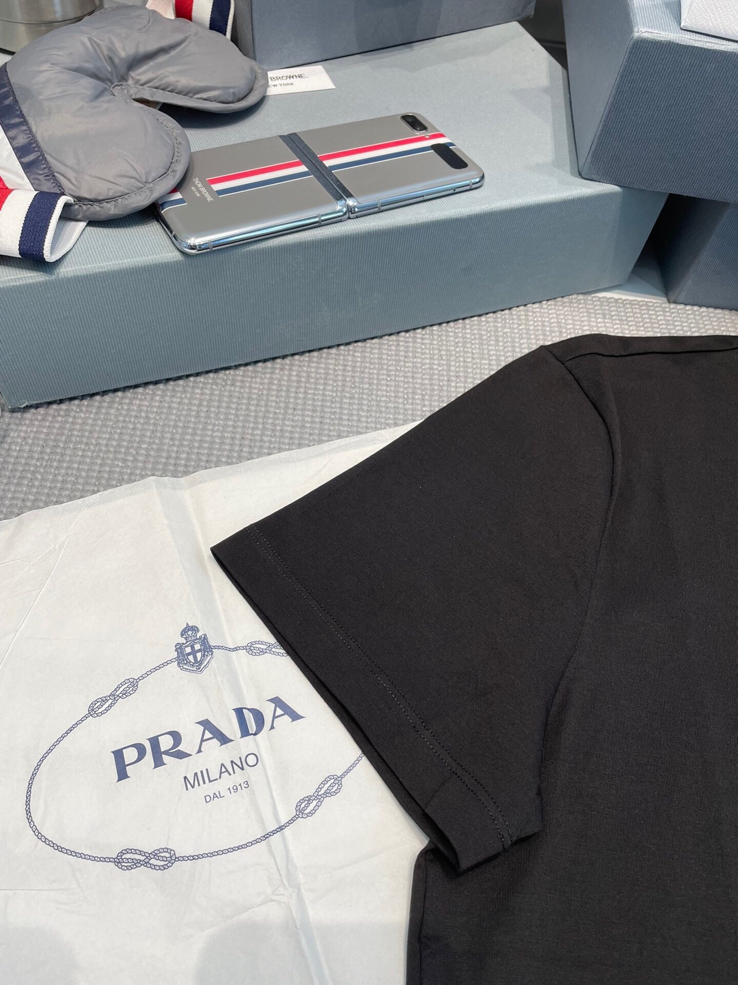 프라다 트라이앵글 자수 로고 반팔 티셔츠 “3COLOR”