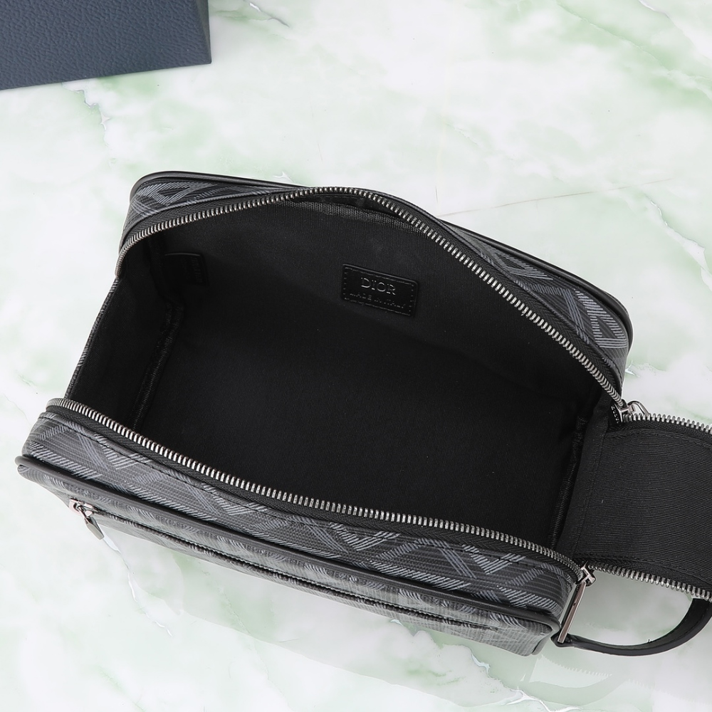 디올 Toiletry Bag