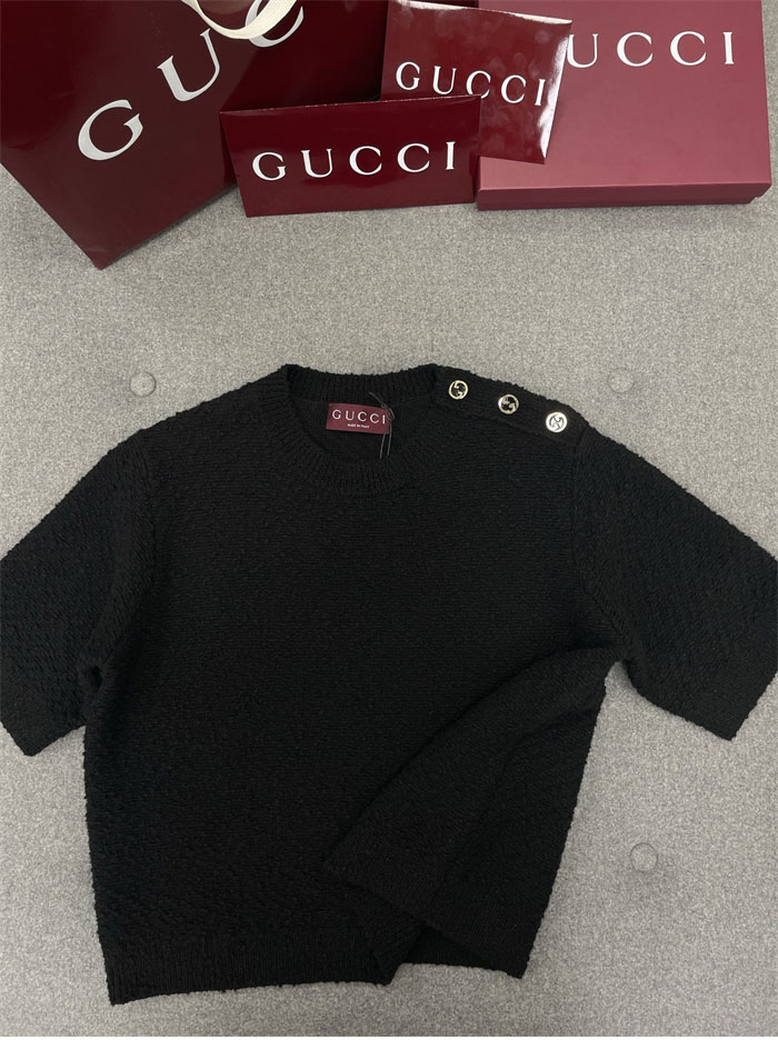 구찌 울 부클레 인터로킹 G 버튼 반팔 니트 스웨터