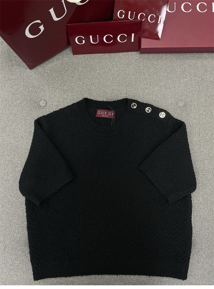 구찌 울 부클레 인터로킹 G 버튼 반팔 니트 스웨터