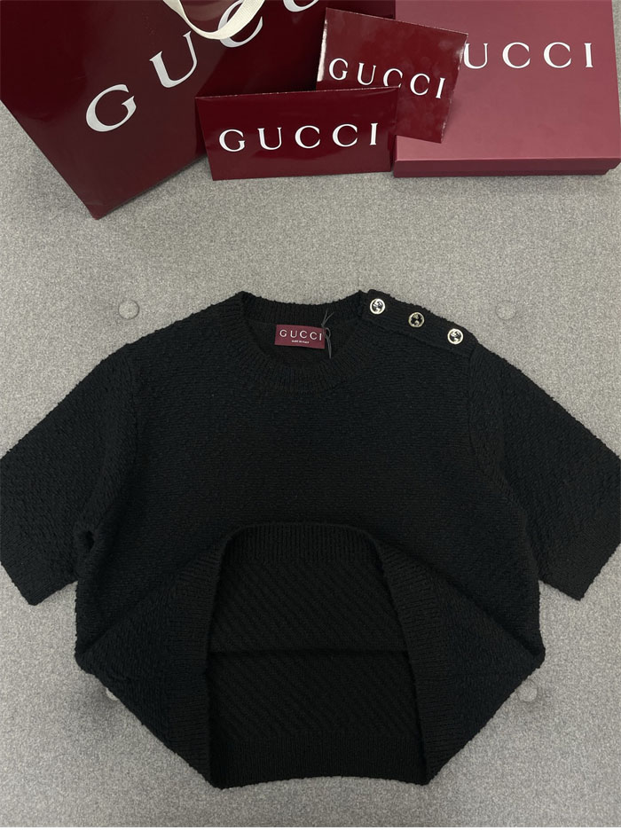 구찌 울 부클레 인터로킹 G 버튼 반팔 니트 스웨터