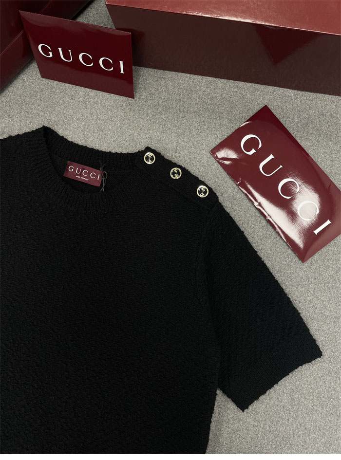구찌 울 부클레 인터로킹 G 버튼 반팔 니트 스웨터