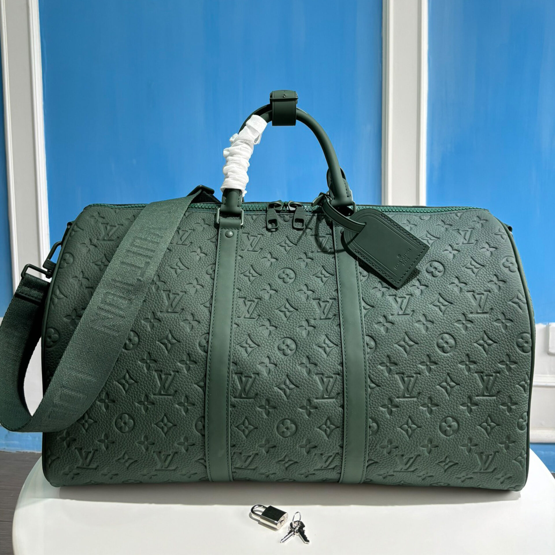 루이비통 토뤼옹 모노그램 패턴 키풀 반둘리에 50 트래블백