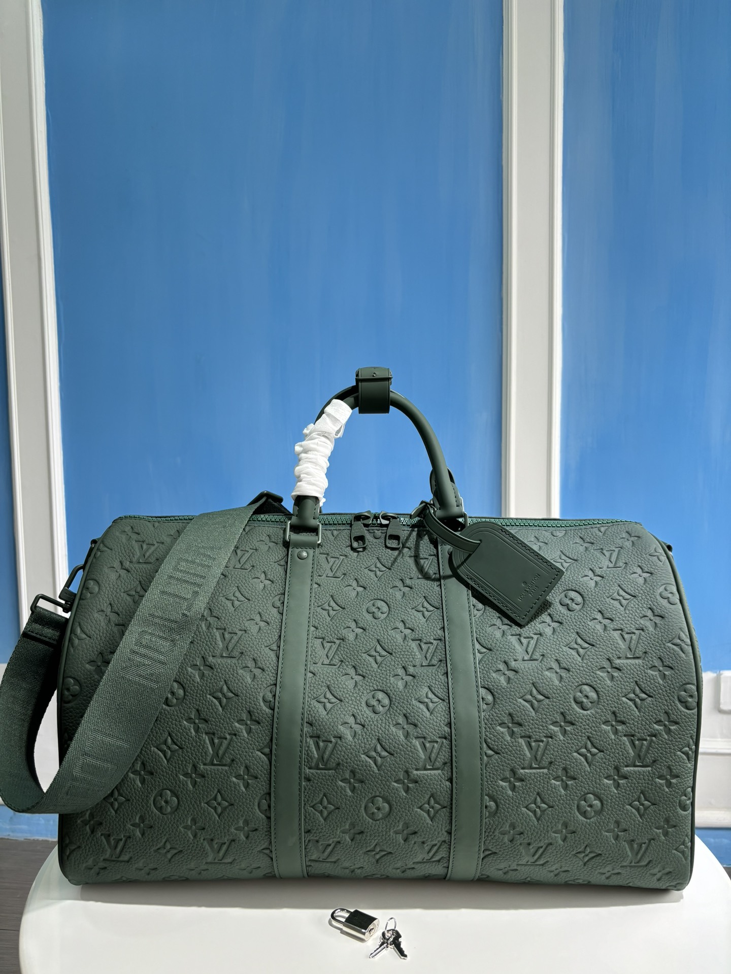 루이비통 토뤼옹 모노그램 패턴 키풀 반둘리에 50 트래블백