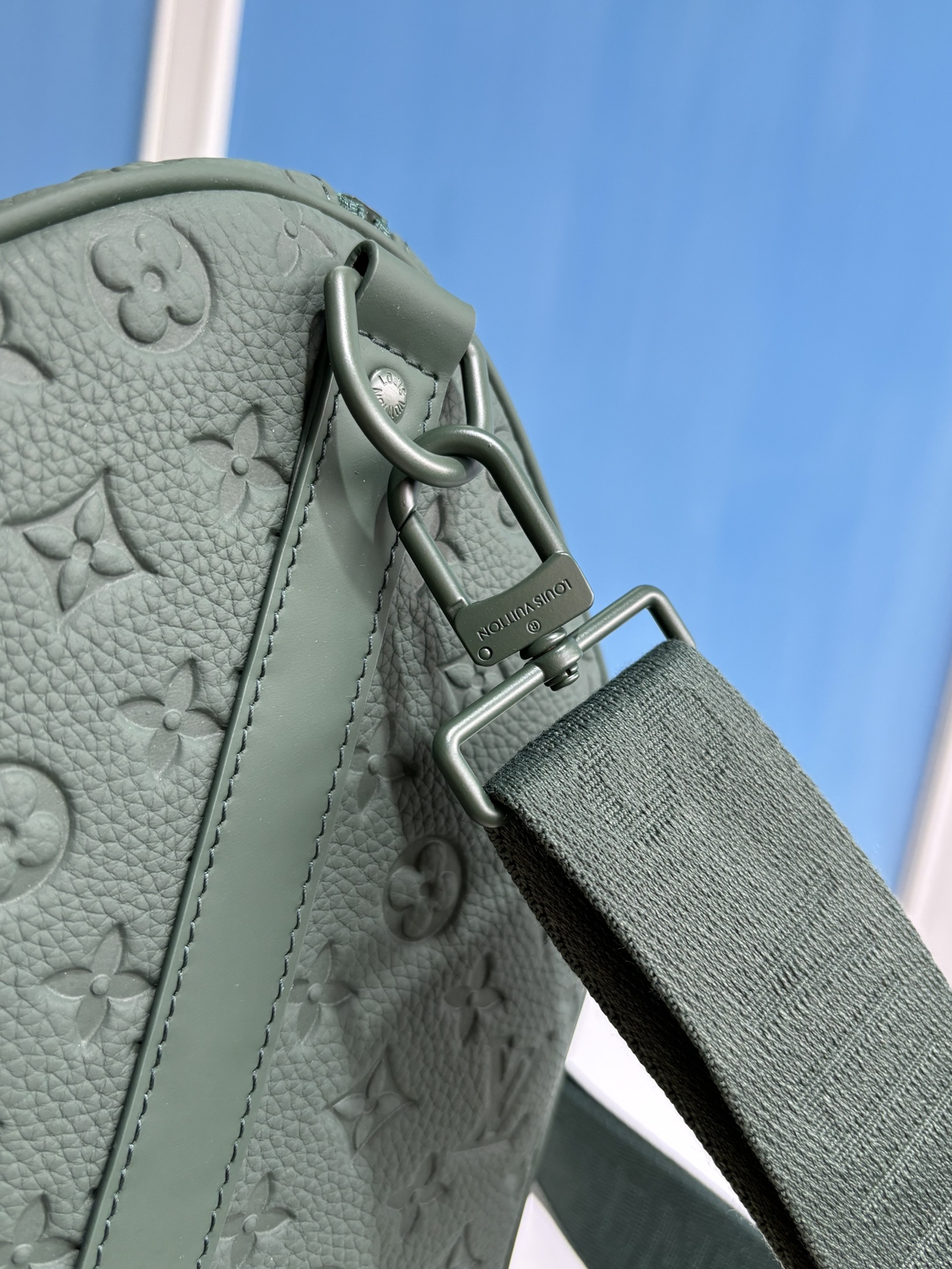 루이비통 토뤼옹 모노그램 패턴 키풀 반둘리에 50 트래블백