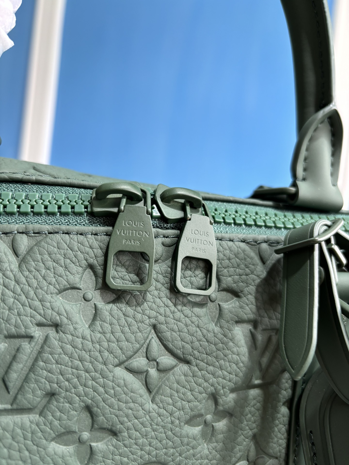 루이비통 토뤼옹 모노그램 패턴 키풀 반둘리에 50 트래블백