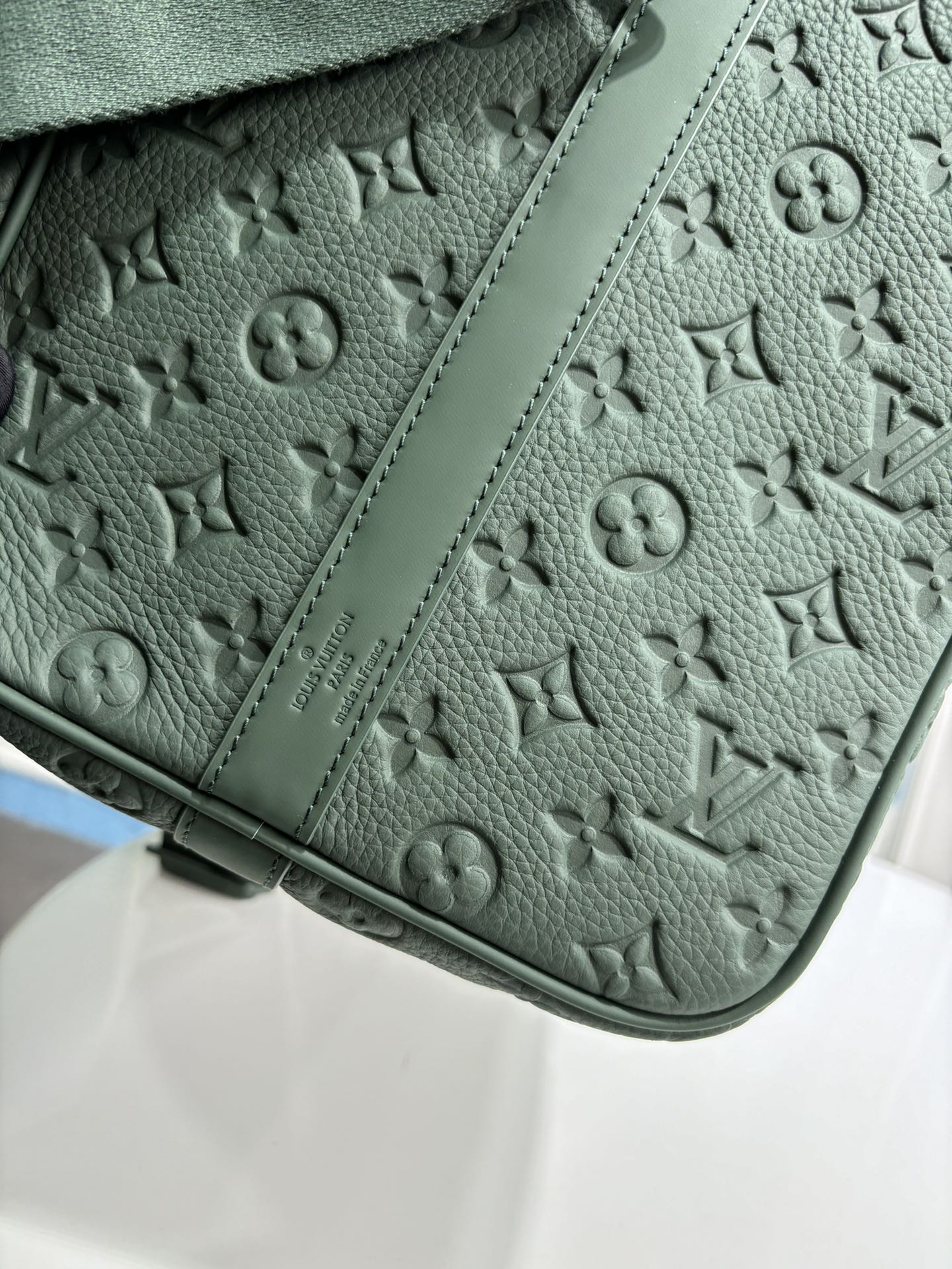 루이비통 토뤼옹 모노그램 패턴 키풀 반둘리에 50 트래블백